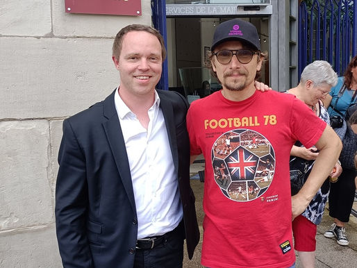 Remiremont – Lorant Deutsch a été accueilli par le maire de Remiremont.