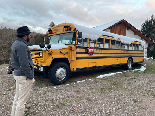 Saint-Nabord - RÊVE D'AVENTURES à bord de « Voyageur », le school bus américain du clan Petit.