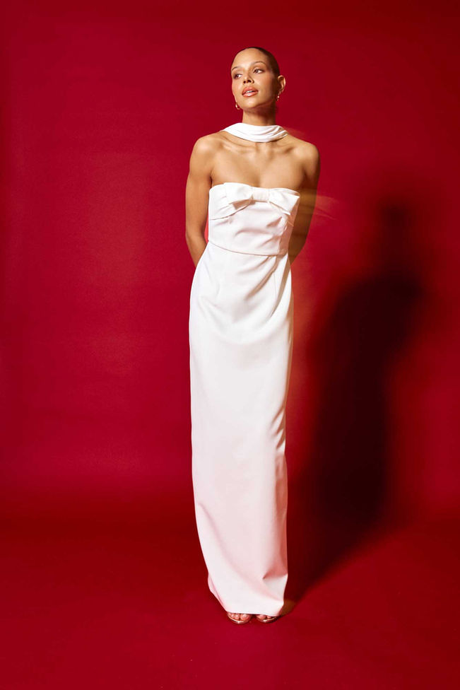 Braut im Spiegel bei der Brautkleidanprobe im IamYours Store Düsseldorf