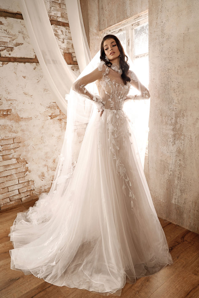 Braut in stilvollem Hochzeitsoutfit aus dem Düsseldorfer Store