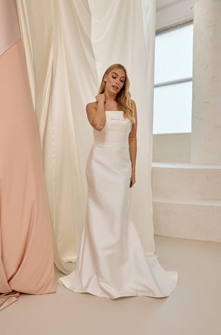 7.	Braut in stilvollem Hochzeitsoutfit aus dem Düsseldorfer Store