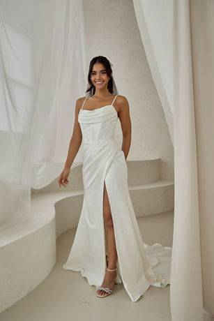 Braut in einem eleganten Clean Chic-Kleid in Düsseldorf 