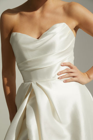 Braut in einem eleganten Clean Chic-Kleid in Düsseldorf 