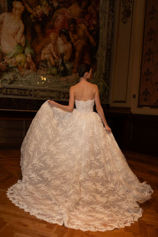 Moderne Brautkleidanprobe in Düsseldorf – individuelles Brautkleid im IamYours Store