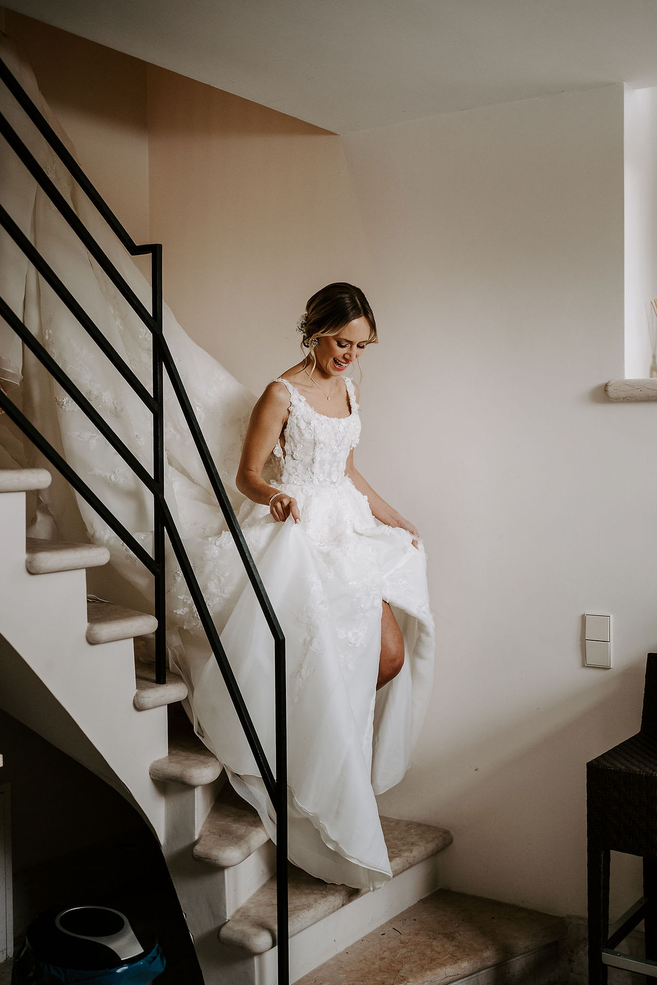 Glückliche Braut in Hochzeitskleid von IamYours