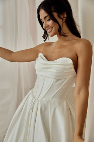 Ballgown Brautkleid im cleanen Look zur Anprobe