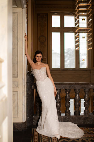 Zeitloses Brautkleid von IamYours während der Anprobe im Düsseldorfer Store