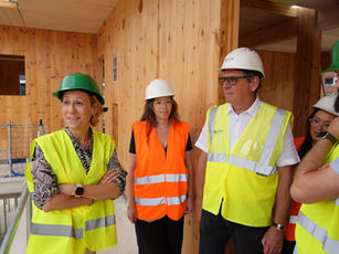 La alcaldesa de Sant Joan Despí, Belén García, visita las obras de las viviendas dotacionales