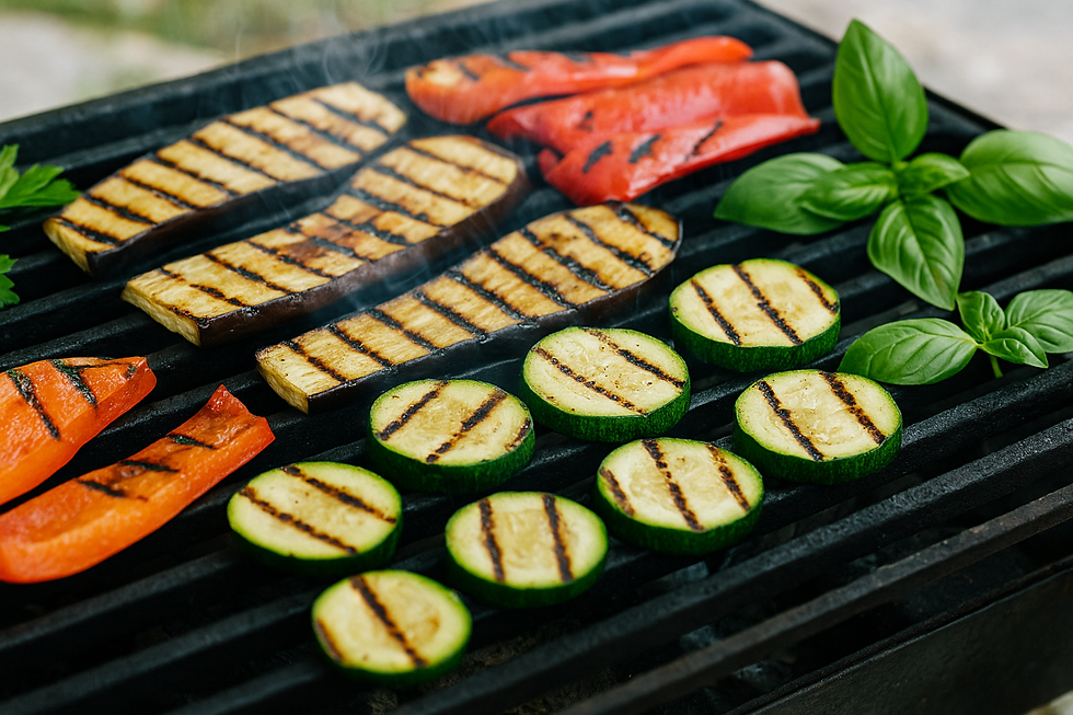 Grillrácson piruló friss zöldségek – cukkini, padlizsán és kaliforniai paprika –, enyhe füsttel és friss bazsalikommal körítve, természetes nyári fényben.