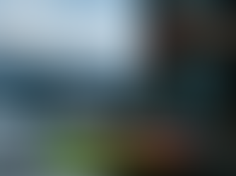 Téli hegyekre néző éttermi teraszon egy kéz sót szór egy gőzölgő meleg ételre, oldalnézetből fotózva, a hideg kültéri háttér és a meleg étel kontrasztjával.