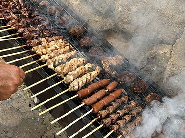 זאת תמונה שמראה את אחת ממעשי ההתנדבות שלנו זה מנגל עם בשר עליו