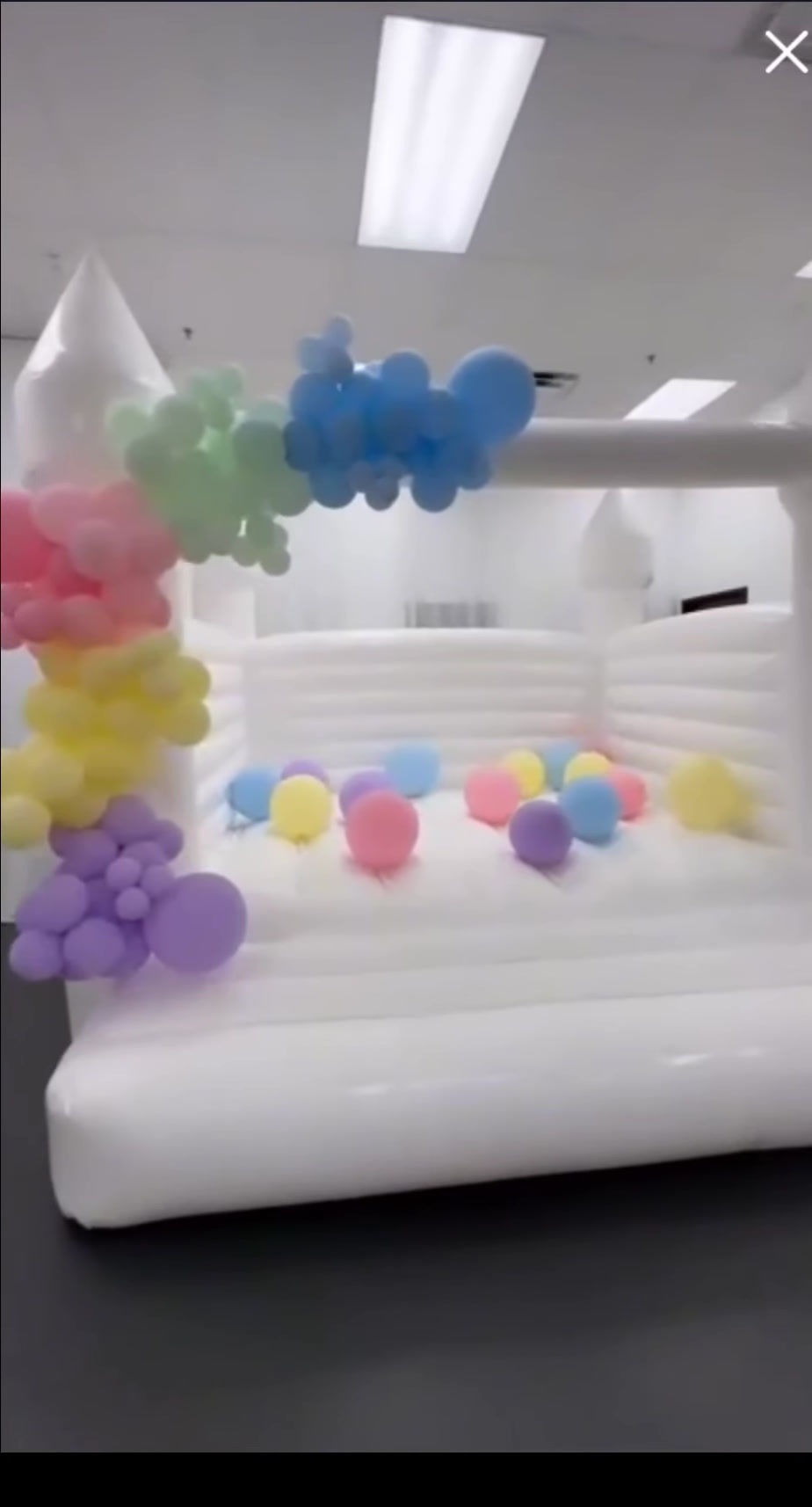 Miniatura: White Castle Bouncy House with Custom Balloon Installation in San Antonio, TX?