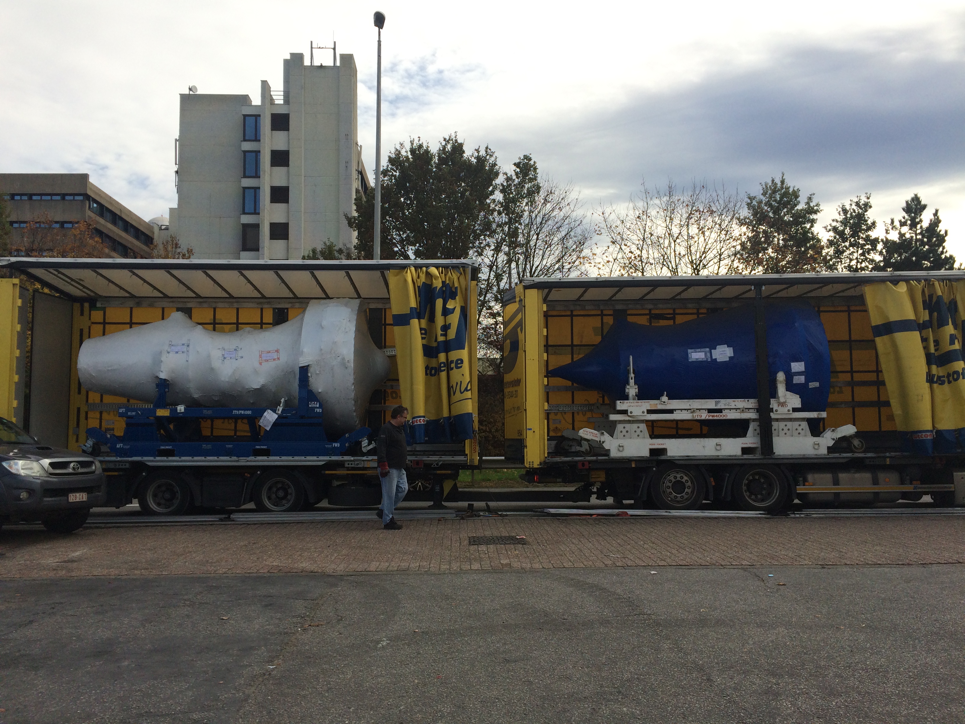 2 x PW4000 loading in BRU