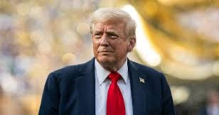 La economía de Estados Unidos y el apoyo popular hacia Donald Trump han experimentado una notable caída durante su segundo mandato, con su índice de aprobación en descenso y un creciente descontento por su gestión económica, especialmente en relación con la inflación. Sin embargo, en un contraste, la riqueza de la familia Trump se ha disparado, alcanzando miles de millones de dólares a través de una serie de movimientos empresariales, principalmente en el sector de las criptomonedas, que han suscitado interrogantes sobre el entrelazamiento de los intereses públicos y privados.