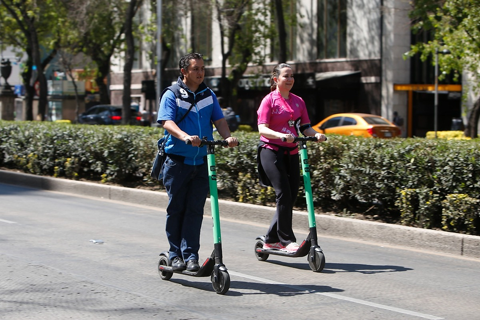 El emplacamiento de scooters, motos eléctricas y bicimotos podría arrancar en diciembre, adelantó la Jefa de Gobierno. En septiembre arrancará la campaña de concientización sobre la reforma, y se darán a conocer los costos de las placas y la licencia.