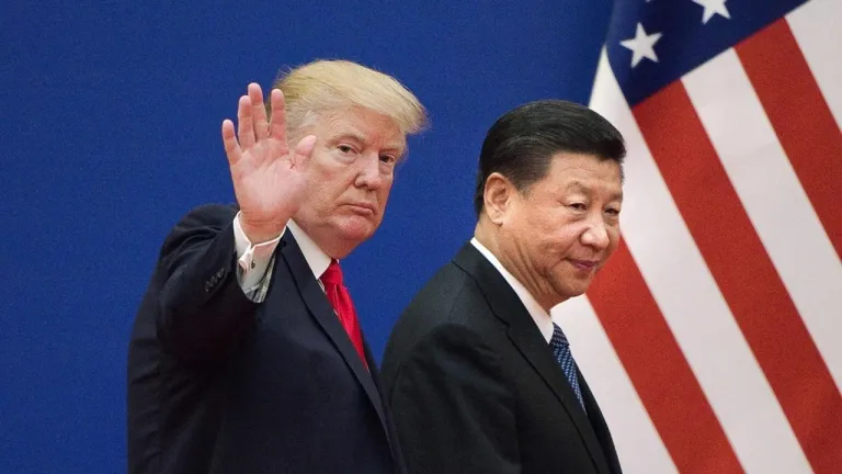 El presidente de Estados Unidos, Donald Trump (izq) junto con su par chino, Xi Jinping (der) en imagen de archivo.