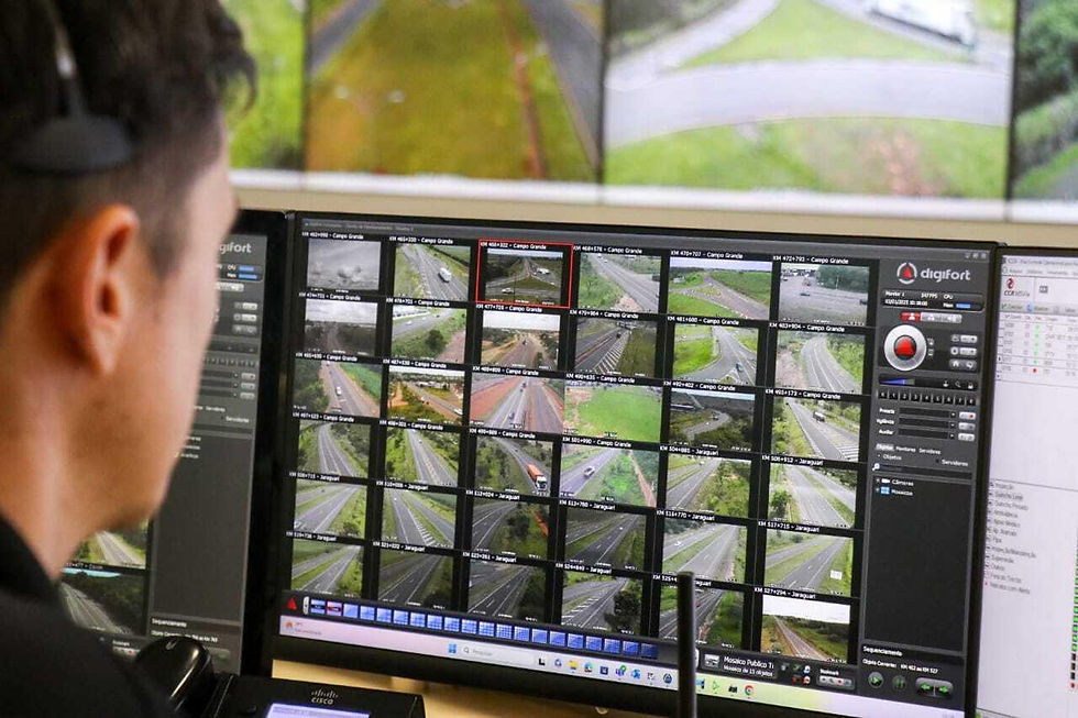 Operador monitora câmeras de alta resolução que utilizam inteligência artificial para análise em tempo real de rodovias em Campo Grande.