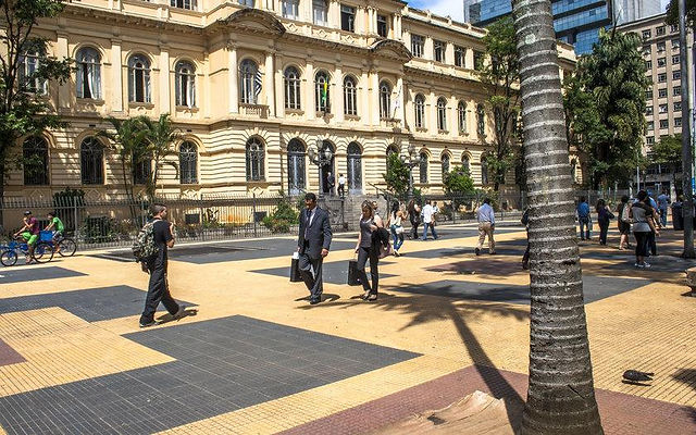 Foto de pessoas passeando pelo centro da cidade de São Paulo 