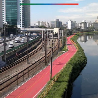 Foto de divulgação de limpeza do Rio Pinheiros