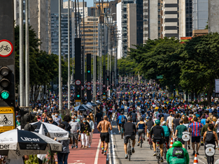 Avenida Paulista ganha movimento de pedestres e ciclistas aos domingos, quando a via se transforma em espaço de lazer e convivência.