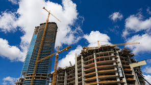 São Paulo reúne diferentes mercados imobiliários, desde apartamentos compactos próximos ao metrô até imóveis de alto padrão em bairros como Itaim Bibi, Pinheiros e Moema.