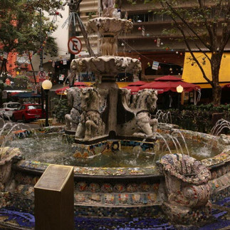 Foto de um monumento na rua
