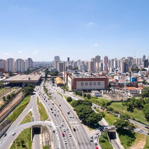 O Tatuapé reúne tradição, forte atividade comercial e intensa verticalização, tornando-se uma das regiões mais valorizadas da Zona Leste.