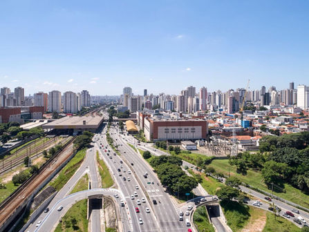 O Tatuapé reúne tradição, forte atividade comercial e intensa verticalização, tornando-se uma das regiões mais valorizadas da Zona Leste.