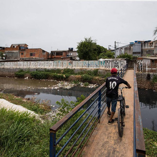 Foto de divulgação de limpeza do Rio Pinheiros