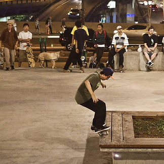 Pessoas andado de eskate