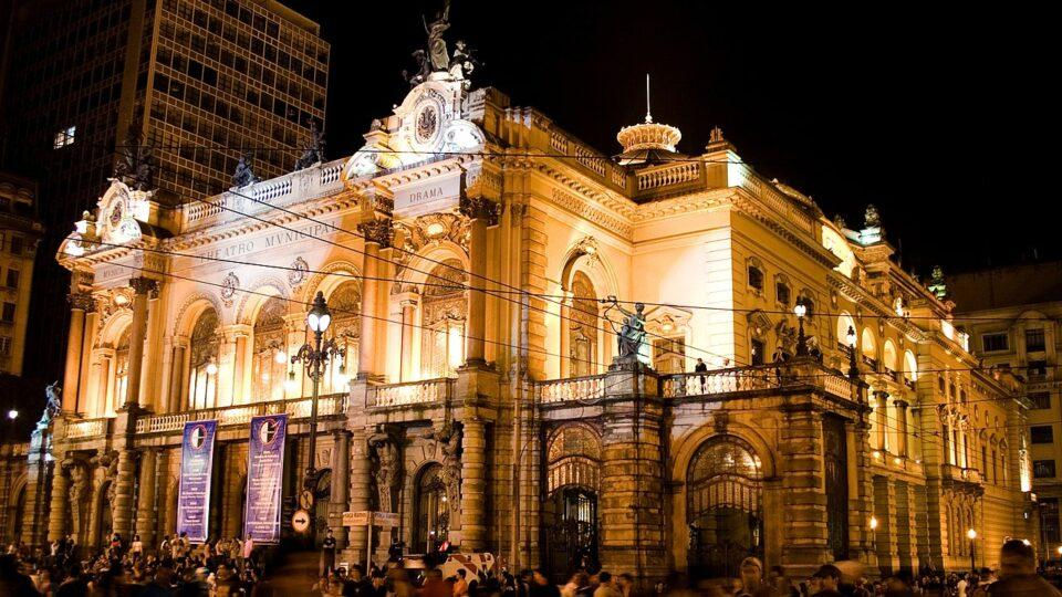 Teatro Municipal, ponto de turismo em São Paulo iluminado à noite.