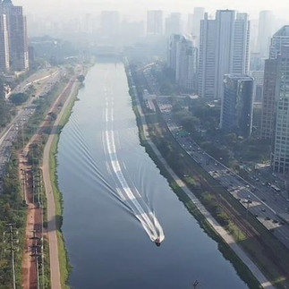 Foto de divulgação de limpeza do Rio Pinheiros