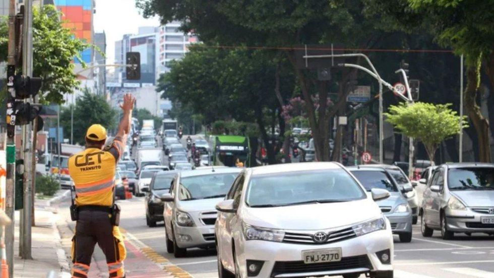 Agente do CET no transito de São Paulo 