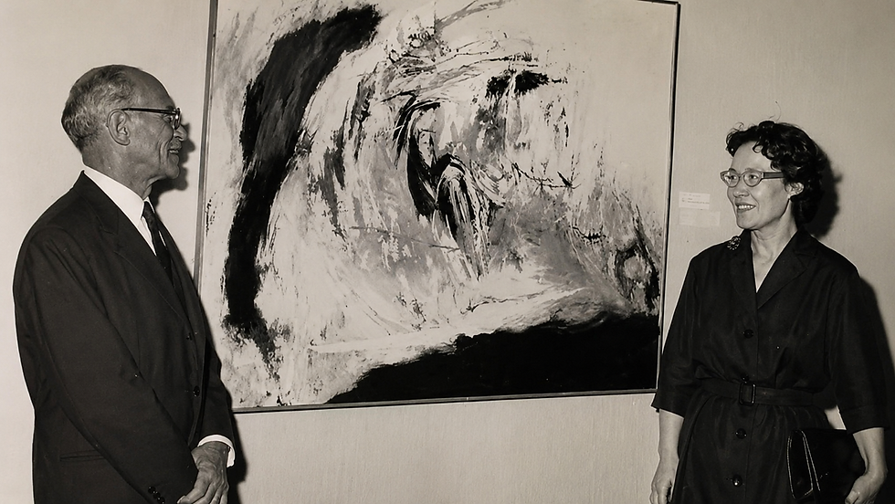 Homem e mulher sorriem diante de uma pintura abstrata em preto e branco numa galeria.