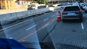 O afundamento permanece na Avenida do Estado e continua afetando o trânsito em uma das principais ligações entre o Centro e a Zona Leste da capital.