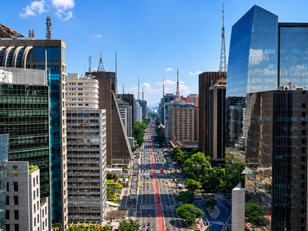São Paulo concentra o maior número de empresas do país e continua atraindo investimentos de diferentes setores da economia.