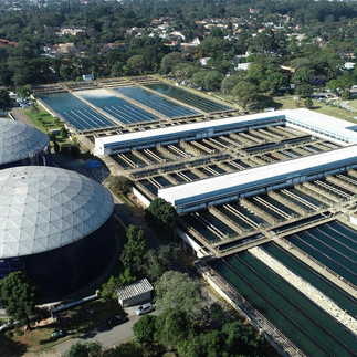 Complexo de tratamento de agua da sabesp em são paulo.