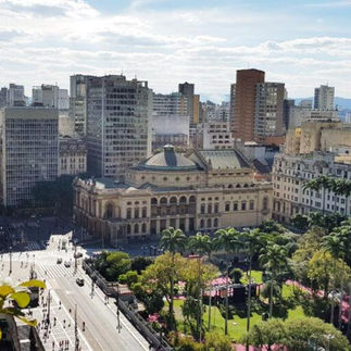 Vista aérea do Theatro Municipal e prédios no centro de São Paulo.