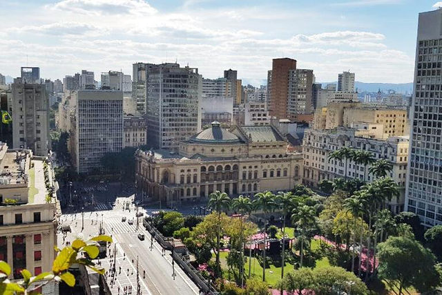 Vista aérea do Theatro Municipal e prédios no centro de São Paulo.