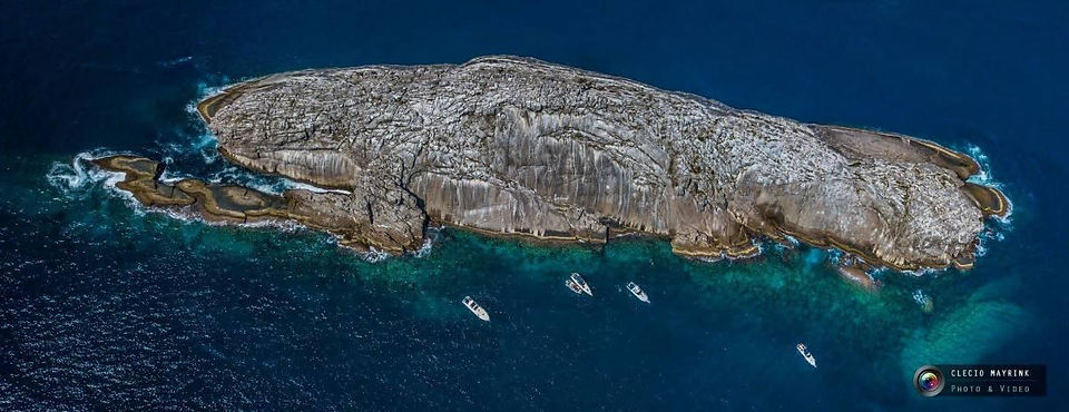 Ilha de rocha no mar 