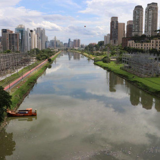 Foto de divulgação de limpeza do Rio Pinheiros