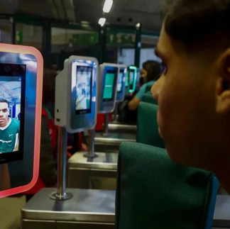 Um jovem fazendo um a facial no ónibus