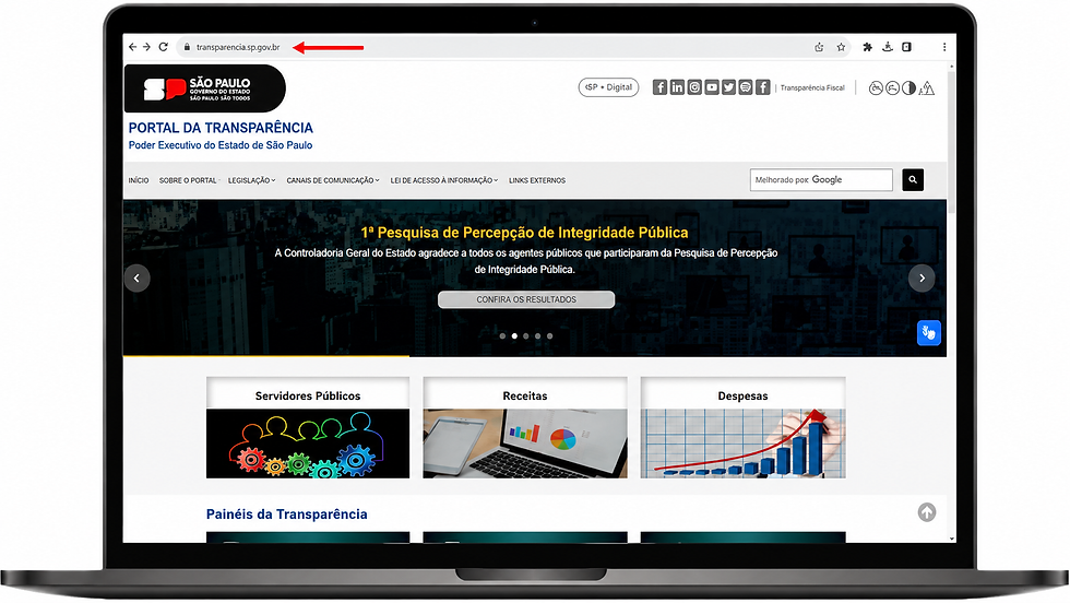 Notebook exibindo o Portal da Transparência de SP, com menu, busca e banners de receitas e despesas em clima institucional.
