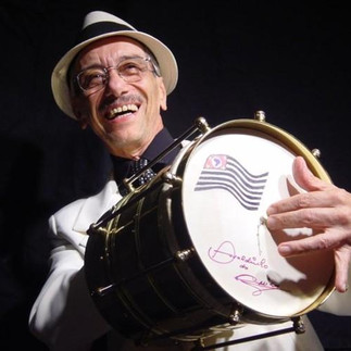 pessoas em um bar tocando samba