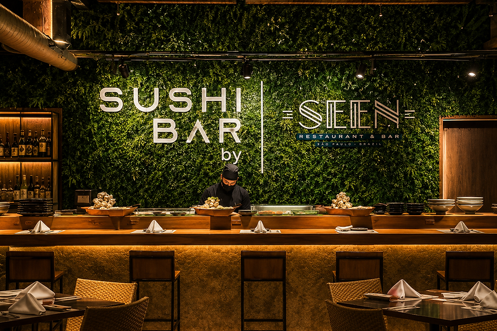 Interior de restaurante japonês com parede verde, chef no balcão e letreiros SUSHI BAR e SEEN Restaurant & Bar, São Paulo.