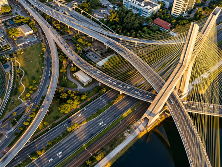 Vista aérea deslumbrante da Ponte Estaiada, uma obra-prima da arquitetura moderna em São Paulo, destacando suas estruturas elegantes e o tráfego movimentado ao redor.