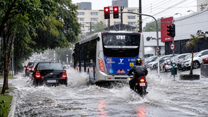 Temporal provoca chuva intensa nas ruas de São Paulo. A previsão para os próximos dias inclui pancadas fortes, raios, rajadas de vento e possibilidade de granizo em diferentes regiões do estado.