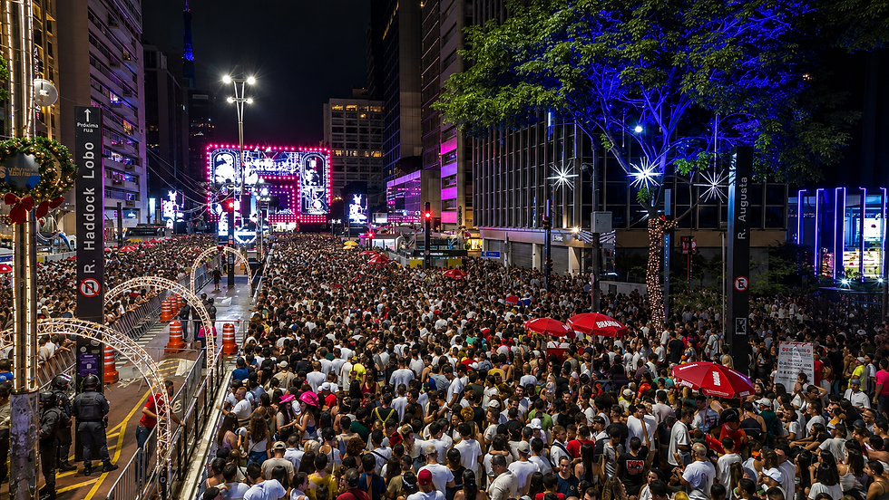 Prefeitura pretendia realizar um grande show internacional gratuito na Avenida Paulista ainda em 2026, mas falta de datas na agenda dos artistas pode adiar o projeto.