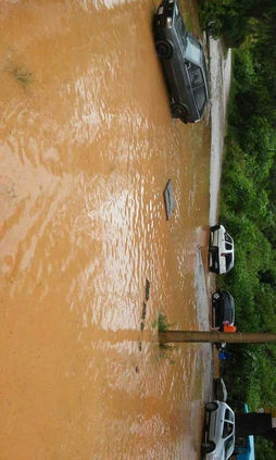 Moradora reclama de desleixo com o Bairro Jurupará após alagamento frente a escola