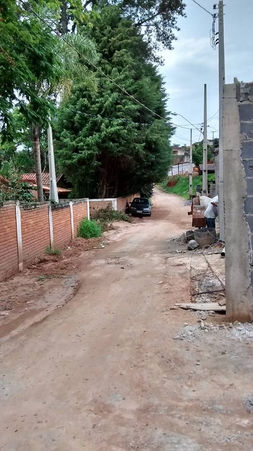 Moradora reclama da falta de esgoto em sua rua e conta que não dá para arcar com custos da Sabesp...